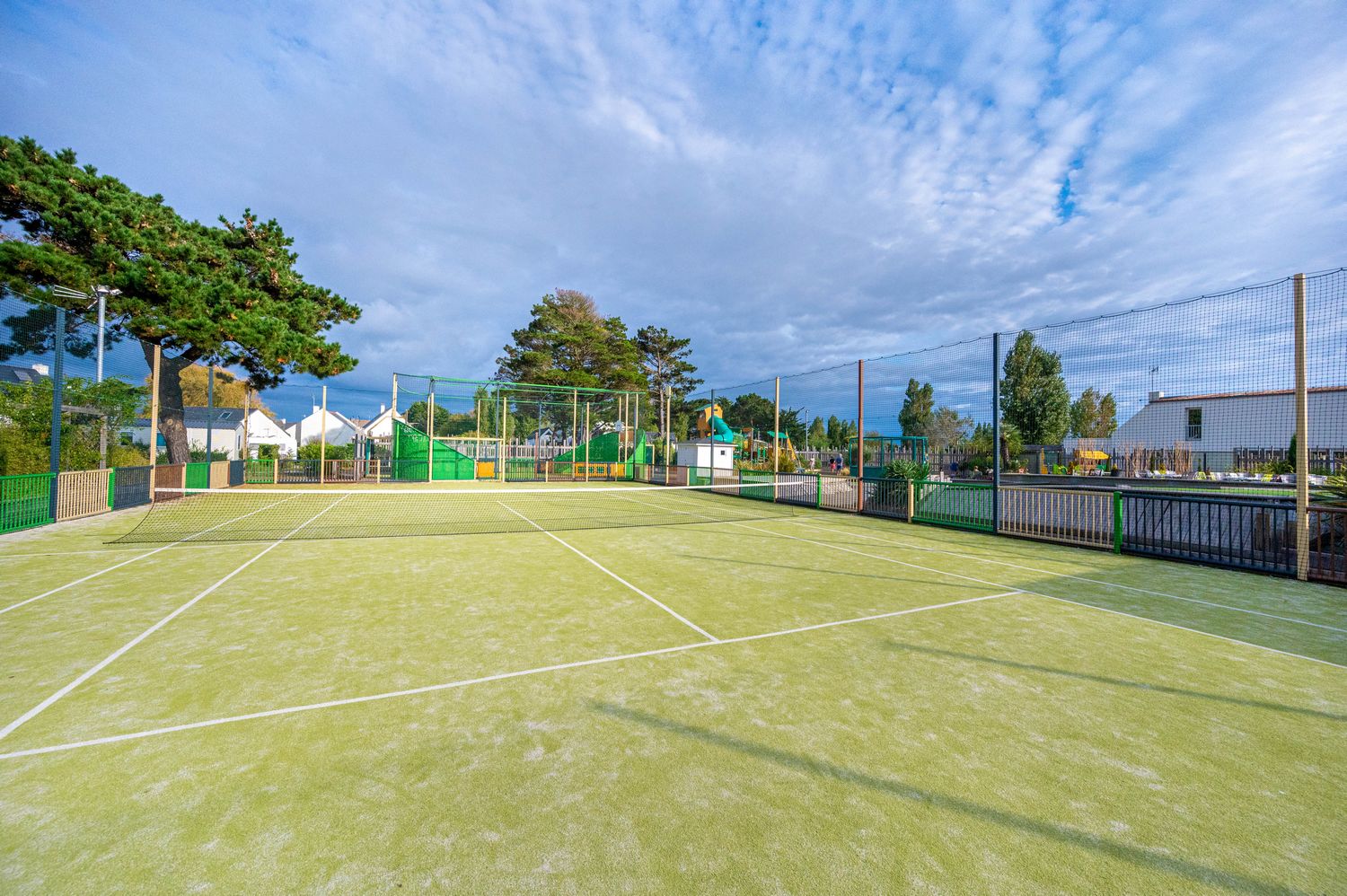 Le terrain de tennis du camping