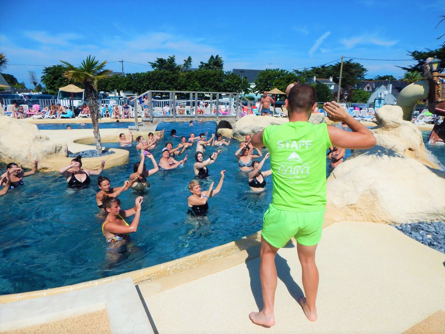 danse du camping dans la piscine