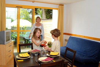 Coin séjours/salle à manger en location de maisonnette