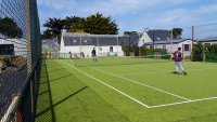 Le terrain de tennis