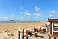 Terrasse d'un restaurant donnant sur la plage de la Baule